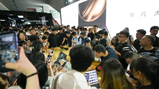 Para pelanggan mencoba laptop bertenaga HarmonyOS Huawei, Pertumbuhan Aplikasi dan Layanan yang Fantastis, Tonggak Sejarah dan Inovasi Baru, Mengenal HarmonyOS: OS untuk Segala Perangkat, Masa Depan HarmonyOS dan Tantangan di Depan