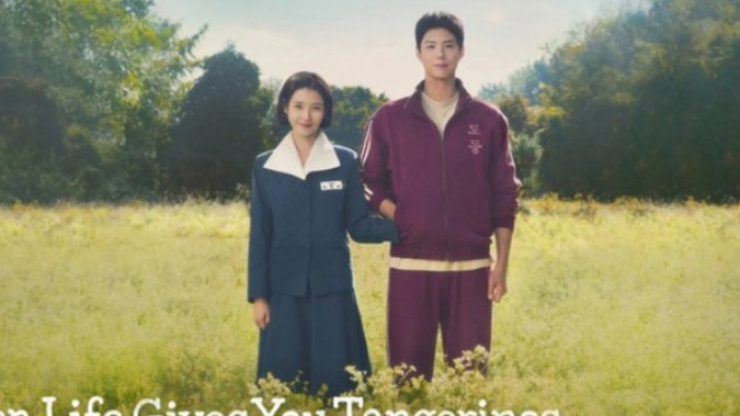 Drakor Penuh Makna! 10 Rekomendasi Slice of Life yang Bikin Baper dan Inspiratif, Rekomendasi #1: Reply 1988 – Kehangatan Keluarga dan Persahabatan Abadi, Rekomendasi #2: Fight for My Way – Pertempuran Melawan Realita Dewasa, Rekomendasi #3: Be Melodramatic – Ketika Kehidupan Tidak Selalu Indah, Rekomendasi #4: Our Beloved Summer – Cinta Masa Muda yang Tak Pernah Hilang, Rekomendasi #5: Hometown Cha-Cha-Cha – Penyembuhan di Desa Pesisir, Rekomendasi #6: Because This Is My First Life – Kontrak Cinta yang Bermakna, Rekomendasi #7: Our Blues – Potret Kompleksitas Hidup di Pulau Jeju, Rekomendasi #8: Twenty-Five Twenty-One – Harapan di Masa Sulit, Rekomendasi #9: Crash Course in Romance – Cinta Dewasa yang Nyata, Rekomendasi #10: When Life Gives You Tangerines – Cinta Pertama di Tengah Kesulitan, Kesimpulan: Drama Korea Slice of Life yang Menghangatkan Hati
