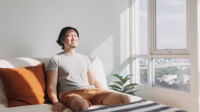 Ingin Rumah Tetap Adem Tanpa AC? Begini Cara Sejukkan Rumah Tanpa Pendingin Udara!, Buka Jendela di Pagi dan Malam Hari untuk Sirkulasi Udara Optimal, Manfaatkan Tirai atau Gorden Gelap sebagai Penghalang Sinar Matahari, Gunakan Tanaman Hijau untuk Efek Pendinginan Alami, Nyalakan Kipas Angin dengan Posisi yang Tepat, Matikan Peralatan Elektronik yang Tidak Digunakan, Gunakan Sprei dan Pakaian Berbahan Ringan untuk Kenyamanan Tidur, Pel Lantai dengan Air Dingin untuk Penurunan Suhu Instan, Kesimpulan: Hidup Hemat Energi dengan Rumah yang Tetap Adem