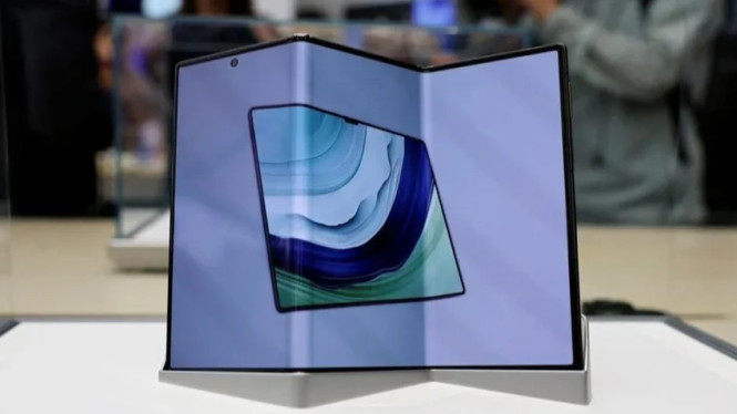 Mengintip Keunggulan Layar Lipat Tiga Huawei Mate XT 2 dengan Teknologi UFG, Perbedaan Teknologi Kaca UTG vs UFG, Layar Tri-Fold: Fleksibilitas Tanpa Batas, Kirin 9020: Otak Kuat di Balik Performanya, Kapan Mate XT 2 Akan Rilis?