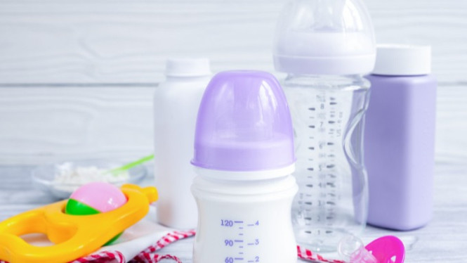 Jangan Asal Cuci! Ini Cara Mencuci Botol Susu Bayi agar Aman dari Bakteri, Persiapan Sebelum Mencuci: Bersihkan Wastafel, Segera Bilas Botol dengan Air Hangat, Pilih Sabun Khusus untuk Botol Bayi, Rendam Botol untuk Mengangkat Sisa Susu, Sikat Botol dan Dot dengan Alat Khusus, Pastikan Lubang Dot Bebas dari Kotoran, Bilas dengan Air Mengalir hingga Bersih, Keringkan di Tempat Bersih dan Berventilasi, Tips Tambahan agar Botol Bayi Tetap Higienis, Kesimpulan: Botol Susu Bayi Bersih, Si Kecil Sehat