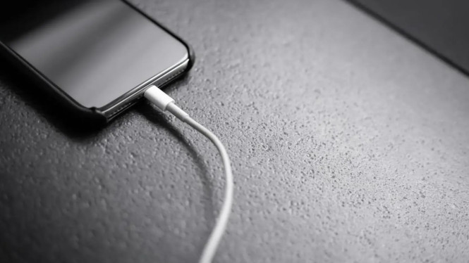 Risiko Mengisi Daya Smartphone Semalaman: Amankah atau Malah Berbahaya?, Smartphone Modern Sudah Dilengkapi Sistem Keamanan Otomatis, Suhu Tinggi Tetap Menjadi Ancaman bagi Kesehatan Baterai, Overcharging Jangka Panjang Masih Memiliki Risiko, Penggunaan Charger Abal-Abal Meningkatkan Risiko Bahaya, Tips Aman Mengisi Daya Smartphone Semalaman, Kesimpulan: Seberapa Aman Mengisi Daya Smartphone Semalaman?