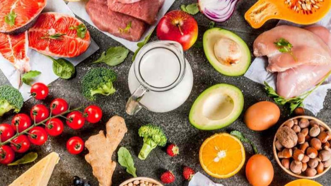 Ingin Berat Badan Ideal? Konsumsi Makanan Tinggi Kalori dan Nutrisi Ini!, 1. Alpukat: Sumber Lemak Sehat dan Kalori Tinggi, 2. Daging Merah: Protein dan Kalori untuk Massa Otot, 3. Kacang-Kacangan: Camilan Kaya Lemak Sehat dan Protein, 4. Nasi Putih: Karbohidrat Utama untuk Energi, 5. Pasta: Karbohidrat Kompleks yang Mengenyangkan, 6. Kentang: Sumber Pati untuk Energi Bertahap, 7. Susu: Minuman Klasik Penambah Berat Badan, 8. Telur: Sumber Protein dan Lemak Berkualitas, 9. Ikan Salmon: Lemak Sehat dan Protein untuk Kesehatan Optimal
