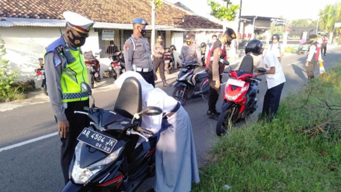 Polisi Tahan SIM Saat Tilang, Bukan STNK: Fakta dan Aturan yang Harus Diketahui, SIM vs STNK: Mana yang Lebih Sering Ditahan?, Alasan Utama Penahanan SIM  Legitimasi dan Kompetensi Pengendara, Data Lengkap Pelanggar Tercantum di SIM, Kapan STNK Ditahan?, Sanksi bagi Pengendara yang Tidak Memiliki atau Menunjukkan SIM, Kesimpulan: Pentingnya Memahami Prosedur Penilangan