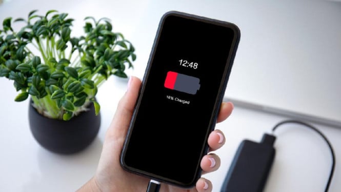 Ilustrasi Charge HP, 1. Stres Ekstra untuk Baterai, 2. HP Bisa Sulit Dihidupkan Kembali, 3. Lonjakan Arus Bisa Merusak Komponen, 4. Pengisian Lebih Lambat di Fase Awal, 5. Potensi Gagal Booting