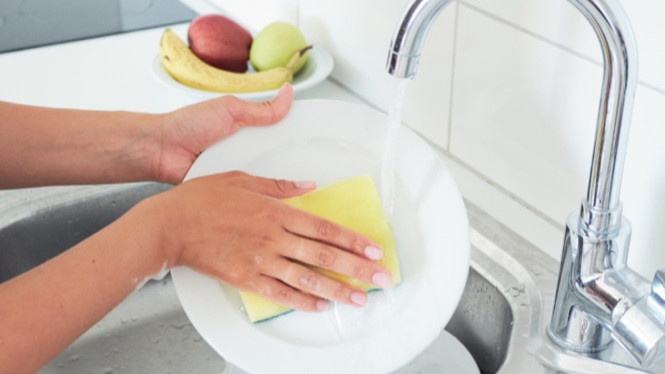 Tips Hemat Sabun Cuci Piring: Gunakan Garam Dapur untuk Busa Lebih Banyak, Rahasia Menghemat Sabun Cuci Piring Sampai 7 Kali Lipat, Langkah-langkah Membuat Sabun Cuci Piring Super Hemat, Cara Penggunaan dan Hasilnya, Manfaat Menghemat Sabun Cuci Piring bagi Keluarga, Kesimpulan: Praktikkan Cara Hemat Ini di Rumah