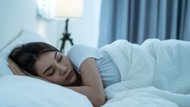Waspada! Inilah Alasan Mengapa Tidur dengan Rambut Basah Sangat Berbahaya, Bahaya #1: Rambut Mudah Patah dan Bercabang, Bahaya #2: Kulit Kepala Lembap, Risiko Ketombe Meningkat, Bahaya #3: Leher Kaku dan Sakit Kepala (Yang Mengejutkan!), Bahaya #4: Rambut Kusut Parah, Bahaya #5: Memicu Jerawat di Punggung, Cara Aman Sebelum Tidur, Kesimpulan: Mulai Sekarang, Hindari Tidur dengan Rambut Basah