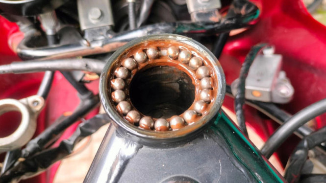 Cara Ganti Komstir Motor Sendiri, Alat dan Bahan yang Perlu Disiapkan, Langkah-langkah Mengganti Komstir Motor, Ciri-Ciri Komstir Motor Rusak, Tips Hemat Saat Ganti Komstir