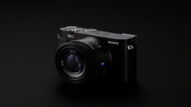 Sony RX1R III Resmi Dirilis: Kamera Saku Full-Frame 61MP, Sensor Full-Frame 61MP untuk Detail Maksimal, Lensa ZEISS 35mm F2: Presisi dan Kejernihan Maksimal, Autofokus AI yang Makin Cerdas, Fitur Step Crop: 35mm, 50mm, hingga 70mm dalam Sekali Tekan, Creative Look &amp; Profil Warna Sinematik, Bodi Tangguh &amp; Ergonomis, Ramah Lingkungan &amp; Aksesibilitas Terjamin, Harga dan Ketersediaan