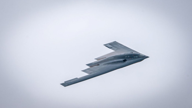 B-2 Spirit: Pesawat Siluman, 1. Siluman Sejati yang Sulit Dideteksi, 2. Daya Gempur Nuklir dan Konvensional, 3. Jangkauan Super Jauh Tanpa Perlu Mendarat, 4. Presisi di Setiap Serangan, 5. Daya Hancur yang Tak Tertandingi