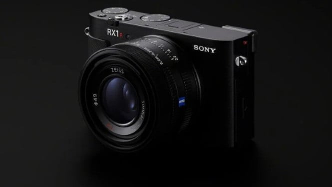 Review Sony RX1R III Hadir dengan Sensor 61MP, Performa Gahar di Segmen Compact Full-Frame!, Spesifikasi Utama Sony RX1R III, Sensor dan Prosesor Canggih, Lensa Tetap ZEISS Sonnar T 35mm F2 *, Autofocus dengan Teknologi AI, Fitur Step Crop Shooting, Fitur Tambahan dan Desain Premium, Creative Look Profile, Desain Ergonomis, Komitmen Sony terhadap Lingkungan, Harga dan Ketersediaan, Kesimpulan:
