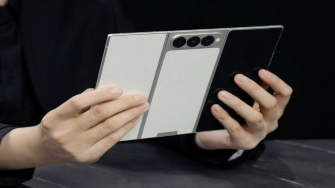Tecno Phantom Ultimate G Fold, Persaingan Ponsel Lipat Tiga Semakin Panas, Mengusung Desain Lipat Tiga yang Inovatif, Fleksibel, Ringkas, dan Siap Jadi Tempat Kerja Portabel, Rekor Ketebalan yang Sulit Ditandingi, Spesifikasi Kelas Atas Meskipun Konsep, Apakah Akan Dijual Bebas?, Masa Depan Ponsel Lipat Dimulai dari Sini
