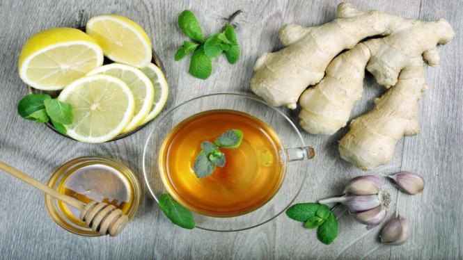 Obat Herbal Alami Penurun Panas Anak, 1. Daun Pepaya: Si Pahit yang Bermanfaat, 2. Kompres Daun Sirih: Solusi Luar untuk Panas Dalam, 3. Jahe: Menghangatkan, Tapi Bisa Menurunkan Panas, 4. Air Kelapa Hijau: Mengganti Cairan Tubuh dengan Alami, 5. Kunyit: Ramuan Kuno untuk Daya Tahan Tubuh, 6. Temulawak: Si Kuning yang Kaya Manfaat, 7. Daun Sambiloto: Herbal Pahit Penurun Panas, 8. Madu dan Lemon: Kombinasi Lezat dan Menyembuhkan