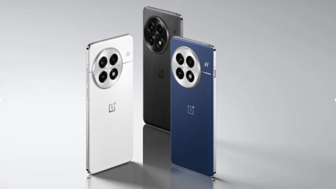 OnePlus 13 (Varian 12 GB hingga 24 GB RAM), 1. Realme GT (8 GB RAM / 256 GB Storage), 2. Samsung Galaxy S25 Edge (12 GB RAM), 3. OnePlus 13 (Varian 12 GB hingga 24 GB RAM), 4. Sony Xperia 1 VII (RAM 12–16 GB), 5. Xiaomi 15 (RAM 12–16 GB)