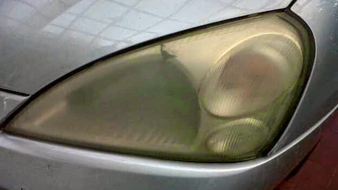 Lampu Mobil Menguning, Persiapkan Alat dan Bahan, Langkah 1: Cuci Permukaan Lampu, Langkah 2: Gunakan Pasta Gigi untuk Membersihkan, Langkah 3: Amplas untuk Mengangkat Kuning yang Membandel, Langkah 4: Poles dengan Kompon Halus, Langkah 5: Lapisi dengan UV Sealant atau Semir Khusus Lampu, Tips Merawat Lampu Agar Tetap Bening, Alternatif Praktis: Kit Pembersih Lampu