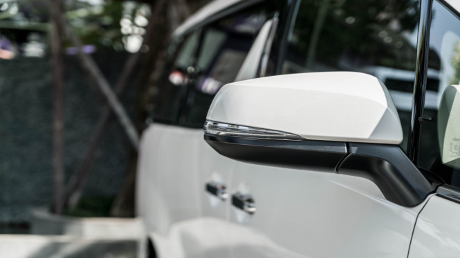 Spion Mobil Dicuri, 1. Gunakan Baut Anti-Maling, 2. Parkir di Area Aman dan Terpantau, 3. Pasang Alarm dengan Sensor Getar, 4. Tempelkan Stiker Peringatan, 5. Gunakan Penutup Spion Tambahan, 6. Parkir Membelakangi Dinding, 7. Pasang GPS atau Chip Pelacak Mini, 8. Waspada Saat Parkir di Pinggir Jalan