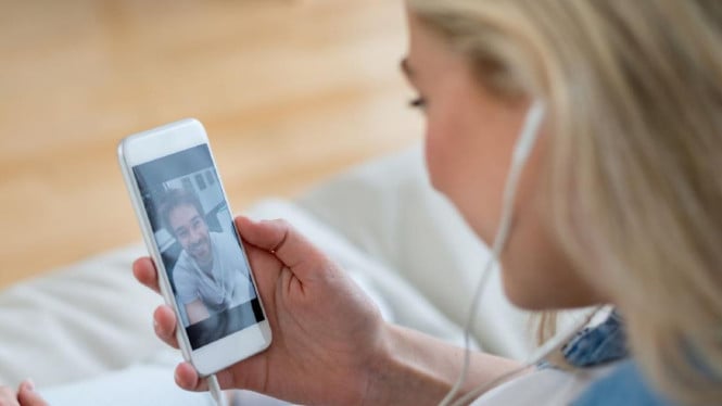 7 Cara Bikin Video Call Tetap Jernih dan Stabil Tanpa Lag di 2025, 1. Gunakan Koneksi Internet yang Stabil dan Cepat, 2. Pilih Perangkat dengan Kamera Berkualitas Tinggi, 3. Atur Pencahayaan dengan Benar, 4. Bersihkan Lensa Kamera Secara Rutin, 5. Pilih Aplikasi Video Call Berkualitas, 6. Gunakan Headset atau Earphone dengan Mikrofon, 7. Tutup Aplikasi yang Tak Diperlukan