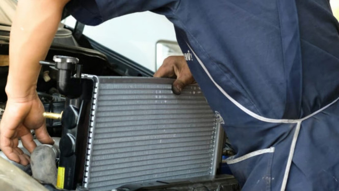 Menguras Radiator Mobil di Rumah, Kenapa Radiator Harus Dikuras?, Persiapan Sebelum Menguras, Langkah-Langkah Menguras Air Radiator, Tips Penting Saat Melakukan Pengurasan, Kapan Harus Menguras Radiator?