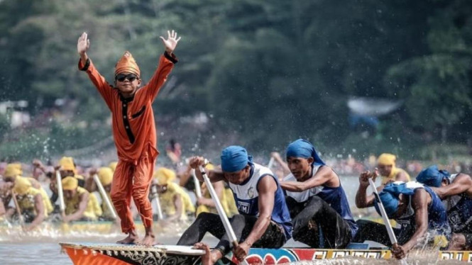 Pacu Jalur, Mengenal Lebih Dekat Pacu Jalur Kuansing, Mengapa Aura Farming Viral di TikTok?, Dampak Langsung terhadap Pariwisata Riau, Pemerintah Daerah dan Dukungan Pelestarian Budaya, Budaya dan Ekonomi Kreatif: Sinergi yang Menguntungkan, Mengubah Citra Budaya Lokal Menjadi Global, Tantangan dan Harapan ke Depan