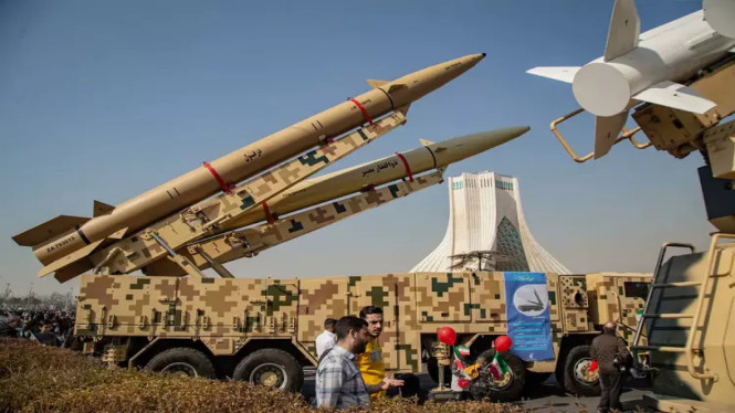 Senjata Rahasia Iran, 1. Shahed-136: Drone Kecil, Efek Besar, 2. Rudal Balistik Khorramshahr: Ancaman Nyata dari Jarak Jauh, 3. Bavar-373: Tameng Udara Buatan Sendiri, 4. Kapal Selam Mini Ghadir: Ancaman Diam-Diam di Laut, 5. Serangan Siber Berbasis AI: Iran di Medan Tempur Digital, 6. Rudal Hipersonik Fattah: Kecepatan yang Sulit Dicegat, 7. Drone Kamikaze: Efektif dan Sulit Dilawan, 8. Teknologi Siluman dan Robotik: Militer Masa Depan