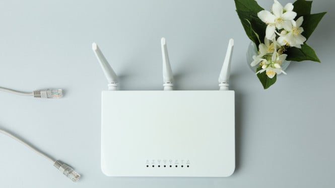 Atasi WiFi Lemot, 1. Posisikan Router di Tempat Strategis, 2. Pilih Frekuensi yang Tepat: 2.4 GHz atau 5 GHz, 3. Perbarui Firmware Router, 4. Tambah Kekuatan dengan WiFi Extender, 5. Upgrade ke Sistem WiFi Mesh, 6. Atur Antena Router dengan Cerdas, 7. Hindari Gangguan dari Perangkat Elektronik