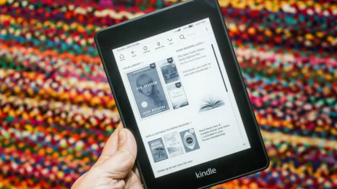 E-Reader Terbaik, 1. Amazon Kindle Paperwhite: Si Paling Populer yang Serbaguna, 2. Kobo Libra 2: Juara Kustomisasi Tampilan Teks, 3. PocketBook Era: Pilihan Utama untuk Fitur Suara, 4. Kindle Scribe: Layar Lega untuk Pembesaran Teks Maksimal
