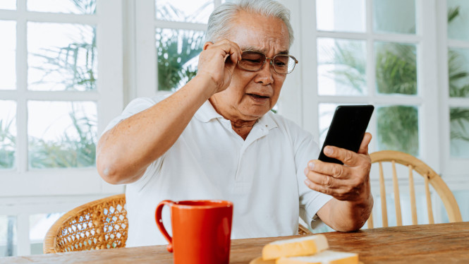 Cara Cerdas Atur Smartphone Orang Tua, Mengapa Pengaturan Smartphone Orang Tua Itu Krusial?, Langkah Awal: Mempersiapkan HP untuk Lansia, Kustomisasi Penting dalam Pengaturan Smartphone, Teknologi Sebagai Jembatan, Bukan Hambatan