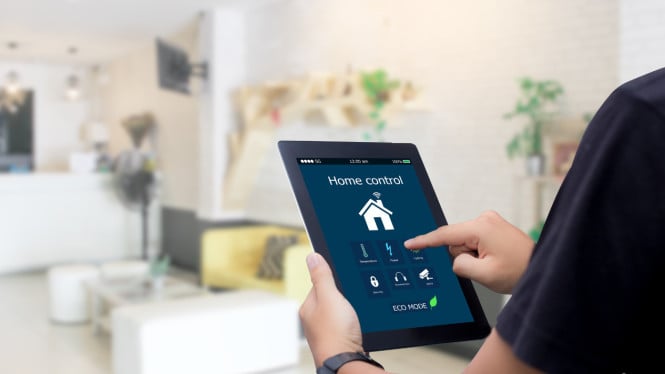 Perangkat Smart Home, 1. Lampu Pintar, Cahaya Otomatis Pencegah Jatuh, 2. Sensor Pintu dan Jendela, Penjaga Tak Terlihat, 3. Kamera Keamanan Dalam Ruangan (Indoor CCTV), 4. Tombol Darurat Pintar (Smart Emergency Button), 5. Smart Speaker sebagai Asisten Pribadi