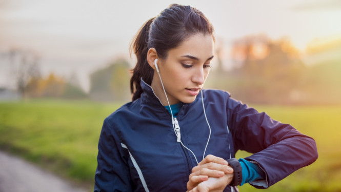 Smartwatch Lari Murah, Memahami Kebutuhan Pelari: GPS Internal atau Connected GPS?, Rekomendasi Smartwatch Lari Murah di Bawah 500 Ribu, Tips Memilih Smartwatch Lari Murah, Langkah Pertama Menuju Marathon