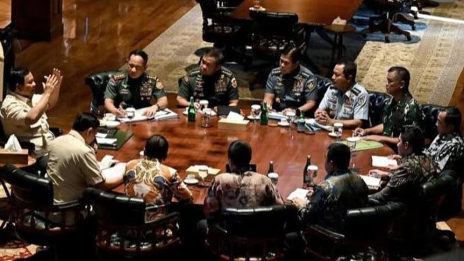 Prabowo Soroti Isu Vital Bangsa dalam Rapat di Hambalang, Isu Utama yang Dibahas, 1. Pentingnya Pertahanan Nasional, 2. Kebebasan Sejati Membutuhkan Kekuatan, Konteks Geopolitik dan Geoekonomi Global, Kesimpulan