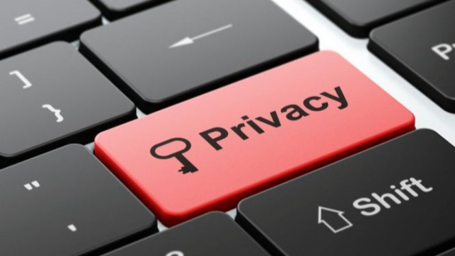 Takut Data Bocor? Ikuti 7 Langkah ini untuk Jaga Privasi di Era AI Sekarang Juga!, 1. Hindari Berbagi Data Sensitif dengan Chatbot AI, 2. Perhatikan Apa yang Kamu Bagikan Secara Online, 3. Waspadai Aktivitas Online-Mu, 4. Jelajahi Internet Secara Anonim, 5. Gunakan Kata Sandi yang Kuat, 6. Bacalah Kebijakan Privasi dengan Seksama, 7. Perlindungan Tambahan dengan VPN