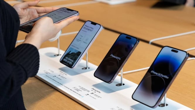 3 Miliar iPhone Terjual! Tim Cook Umumkan Tanpa Pesta, Pendapatan Apple Melejit, Perjalanan Panjang iPhone Menembus 3 Miliar Unit, Tanpa Selebrasi, Tetap Mengguncang Industri, Pendapatan dan Laba Melejit, Dorongan dari WWDC 2025 dan Apple Intelligence, Loyalitas Pengguna Jadi Senjata Utama, Dividen untuk Pemegang Saham, Melihat Strategi di Balik Kesuksesan, Masa Depan iPhone dan Apple