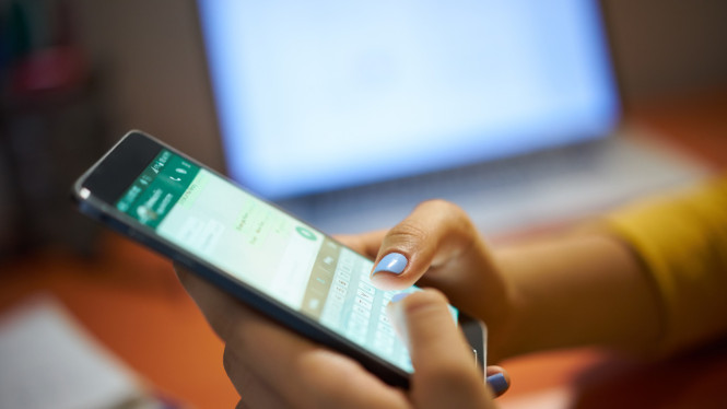 Fitur Tersembunyi WhatsApp, 1. Mengedit Pesan, Salah Ketik Bukan Lagi Masalah, 2. Kunci Chat Spesifik untuk Privasi Ekstra, 3. Satu Akun di Banyak Ponsel Sekaligus, 4. Kirim Foto dan Video dengan Kualitas Terbaik (HD), 5. Pin Pesan Penting di Dalam Obrolan, 6. Otomatis Bisukan Penelepon dari Nomor Asing, 7. Temukan Chat Lama dengan Mencari Berdasarkan Tanggal, 8. Membuat Polling Cepat di Grup, 9. Berbagi Layar (Share Screen) saat Video Call, 10. Mengirim Pesan ke Nomor Sendiri untuk Catatan