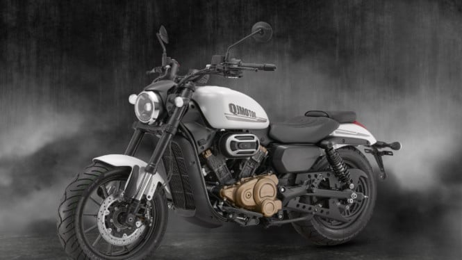 QJMotor SRV 250 AMT, Mesin V-Twin Bertenaga, Transmisi Unik: AMT dan CVT dalam Satu Paket, Suspensi dan Ban yang Nyaman, Rem Aman dengan Sistem ABS, Dimensi yang Ramah untuk Rider Asia, Desain Cruiser Elegan, Cruiser Modern dengan Sentuhan Praktis