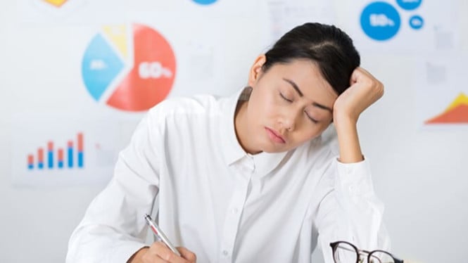 7 Rahasia Sederhana agar Tubuh Tetap Enerjik Sepanjang Hari, Wajib Dicoba!, 1. Minum Air Setelah Bangun Tidur, 2. Jangan Lewatkan Sarapan, 3. Hindari Makanan Ultraproses, 4. Dapatkan Sinar Matahari, 5. Aktivitas Fisik Ringan Setiap Hari, 6. Batasi Konsumsi Kopi Pada Malam Hari, 7. Perbaiki Jadwal Tidur