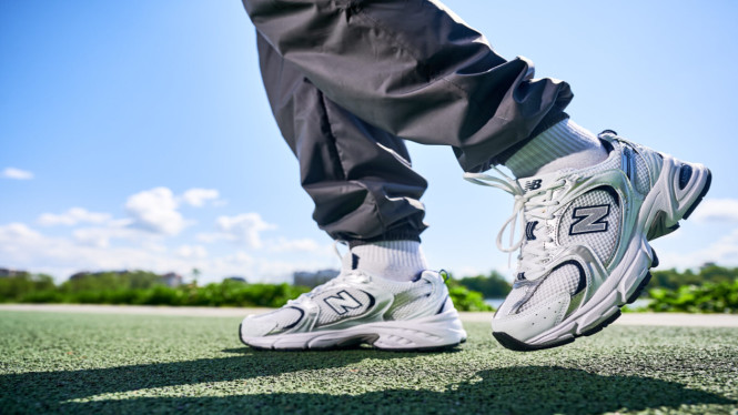 7 Sneakers Terbaik untuk Bapak-Bapak Kekinian: Nyaman Dipakai, Harga Masih Ramah di Kantong!, 1. New Balance 574, 2. Piero Jogger, 3. Nike Cortez, 4. Kanky, 5. Air Jordan 1 Low, 6. Adidas Ultraboost 1.0, 7. Under Armour HOVR Phantom 3