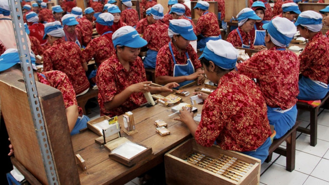Serikat Pekerja Angkat Suara terkait PHK Massal di PT Gudang Garam: Ini Penyebabnya!, Dampak PHK Bisa Menyentuh Ratusan Ribu Pekerja, Penyebab PHK Diduga Akibat Penurunan Permintaan dan Biaya Tinggi, Seruan untuk Selamatkan Industri Tembakau dan Buruh, Kesimpulan: