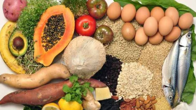 Ingin Bebas dari Depresi? Coba Konsumsi 8 Makanan Ini yang Terbukti Efektif!, 1. Ikan Berlemak, 2. Wortel, 3. Sayuran Hijau, 4. Makanan Fermentasi, 5. Buah Beri, 6. Cokelat Hitam, 7. Telur, 8. Kacang Mete dan Almond