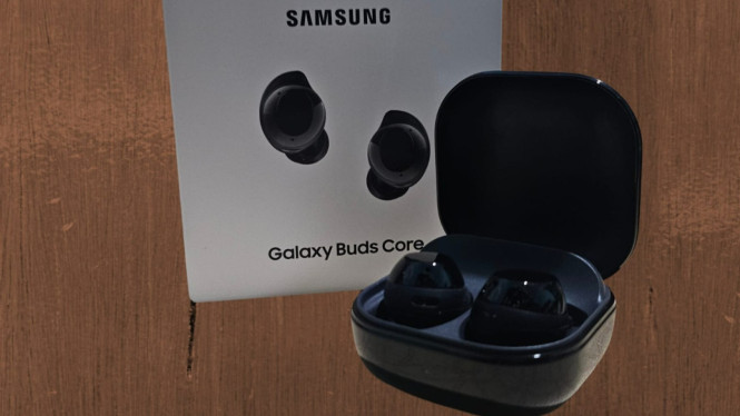 Galaxy Buds Core, Desain Ikonis yang Kembali Menghidupkan Nostalgia, Galaxy Buds Core , Ergonomi Modern dan Harga yang Terjangkau, Cocok untuk Gaya Hidup Aktif dan Olahraga, Kenyamanan di Tengah Mobilitas Tinggi, Intuitive Touch Control untuk Kemudahan Sehari-hari