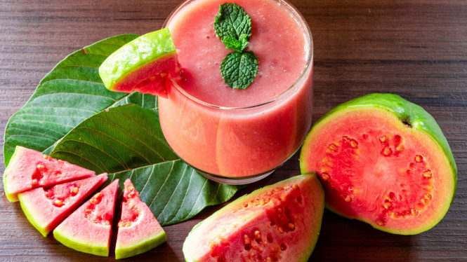 Manfaat jambu biji merah, 1. Ampuh Turunkan Kolesterol Jahat, 2. Jadi Tameng untuk Kekebalan Tubuh, 3. Rahasia Kulit Sehat dan Awet Muda, 4. Camilan Sehat untuk Menurunkan Berat Badan, 5. Bantu Jaga Tekanan Darah Tetap Stabil, 6. Sahabat Terbaik Penderita Diabetes