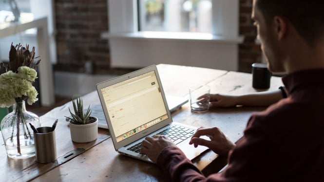 Inilah Rahasia Bikin Baterai Laptop Kamu Awet dengan Minimalkan Battery Cycle Count!, 1. Hindari Pengisian Baterai Lebih dari 100%, 2. Jangan Gunakan Laptop Saat Sedang Dicharge, 3. Matikan Laptop Saat Dicharge, 4. Aktifkan Mode Hemat Baterai, 5. Jangan Kosongkan Baterai Saat Menyimpan Laptop, 6. Rawat Laptop Secara Berkala, 7. Jangan Biarkan Baterai Habis Terlalu Sering