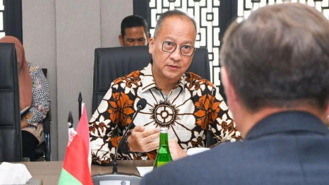 Insentif Impor Mobil Listrik CBU Akan Berakhir, Ini Alasannya!, Fokus ke Produksi Dalam Negeri, Timeline dan Komitmen Produksi Kendaraan Listrik, Mekanisme Bank Garansi untuk Memastikan Komitmen, Dampak Kebijakan Penghentian Insentif CBU, Kesimpulan:
