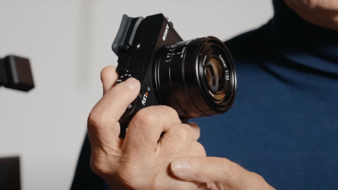 Baru! Sony RX1R III Hadir dengan Sensor Full-frame Lebih Canggih, Ini Harga di Indonesia!, Fitur Unggulan Sony RX1R III, 1. Sensor Full-frame dengan Peningkatan Drastis, 2. Lensa Fixed dengan Fitur Step Crop Shooting, 3. Desain Ringkas dengan Kemampuan Video Mumpuni, 4. Baterai dan Portabilitas, Harga dan Promo Bundling, Kesimpulan: