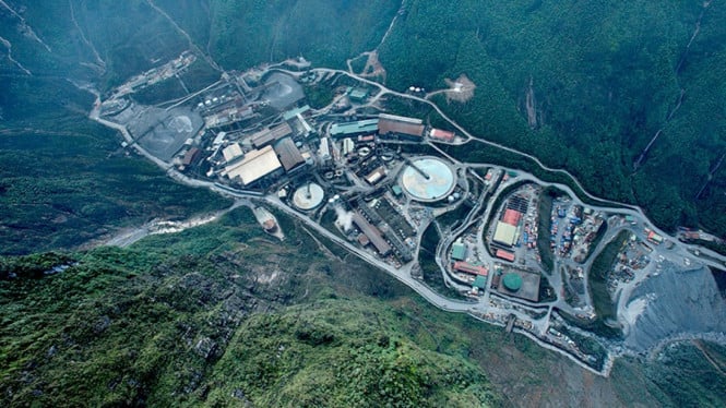 Force Majeure di Grasberg: Freeport Prediksi Penurunan Drastis Penjualan Tembaga dan Emas!, Insiden Material Basah di Grasberg, Proyeksi Produksi dan Penjualan Turun, Pembangunan Smelter yang Masih Ditunda, Dampak pada Harga Komoditas Global, Kesimpulan: