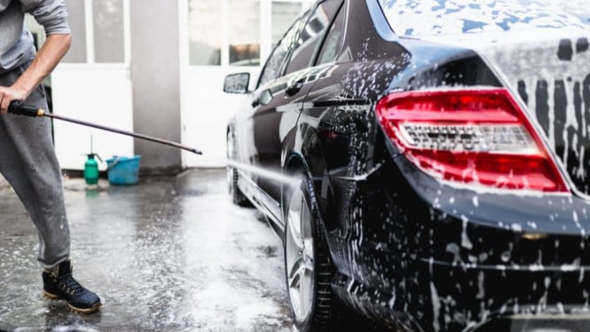 Rajin Cuci Mobil Sendiri? Hindari 6 Kesalahan Fatal Ini Agar Cat Tetap Kinclong, 1. Mencuci Mobil di Bawah Sinar Matahari Langsung, 2. Menggunakan Sabun Sembarangan, 3. Menggosok Bodi Mobil Saat Masih Kering, 4. Tidak Mengganti Air Bilasan, 5. Menggunakan Kain Lap Sembarangan, 6. Melupakan Tahap Pengeringan