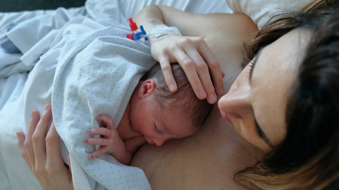 Manfaat Skin to Skin, 1. Mengurangi Stres dan Memperkuat Ikatan Emosional, 2. Membantu Menyusui Lebih Lancar, 3. Mendukung Pemulihan Fisik Ibu, 4. Menurunkan Risiko Depresi Postpartum, 5. Meningkatkan Kepekaan terhadap Kebutuhan Bayi