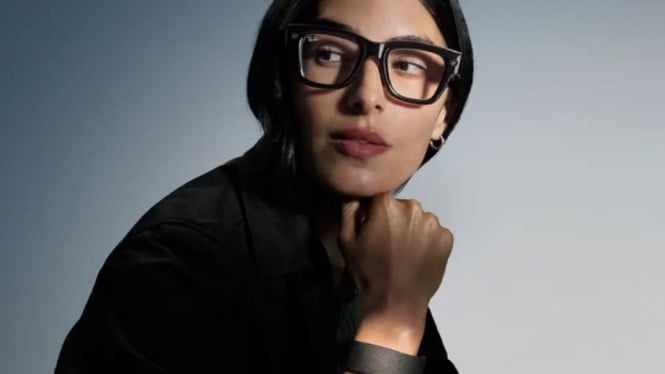 Meta x Ray-Ban, Desain, Varian, dan Layar Terintegrasi, Fitur Lengkap: Kamera, Audio, dan HUD, Meta Neural Band: Kontrol dengan Gerakan Tangan, Kelebihan dan Keterbatasan, Potensi Pasar dan Persaingan