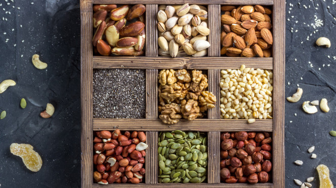 Makanan yang Bisa Bantu Kulit Lebih Muda, Lemak Sehat untuk Kulit Lebih Kenyal, Kacang-Kacangan Kaya Vitamin E, Buah Beri Penangkal Penuaan, Peran Pola Makan pada Kesehatan Kulit
