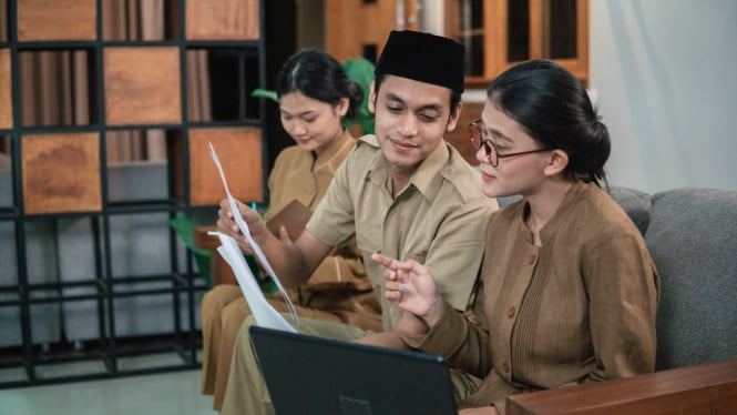 Ilustrasi ASN, Fokus pada Guru, Tenaga Kesehatan, dan TNI/Polri, Besaran Kenaikan Gaji ASN 2025, Dampak Kenaikan Gaji ASN terhadap Perekonomian, Menunggu Aturan Teknis