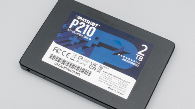 SSD vs HDD: Mana yang Lebih Cepat dan Hemat? Ini Jawabannya!, Apa Itu SSD dan HDD?, Hard Disk Drive (HDD), Solid-State Drive (SSD), Perbandingan Utama SSD vs HDD, Sejarah Perkembangan SSD dan HDD, Kesimpulan